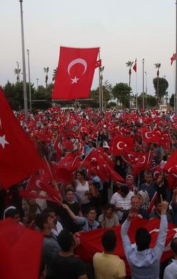 Halk darbeye karşı ayakta