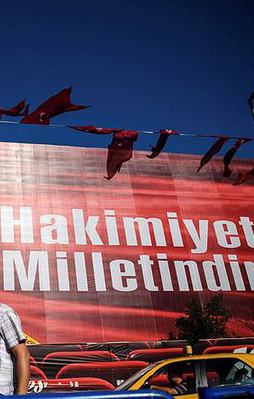 AKM’ye dev "Hakimiyet Milletindir" pankartı