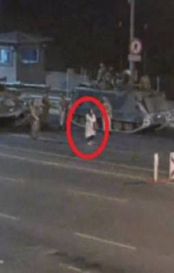 Tank ve askerlere meydan okuyan kadın konuştu!