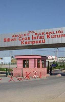 Darbeci komutan kendini astı