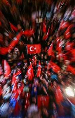 7'den 70'e demokrasi nöbeti sürüyor