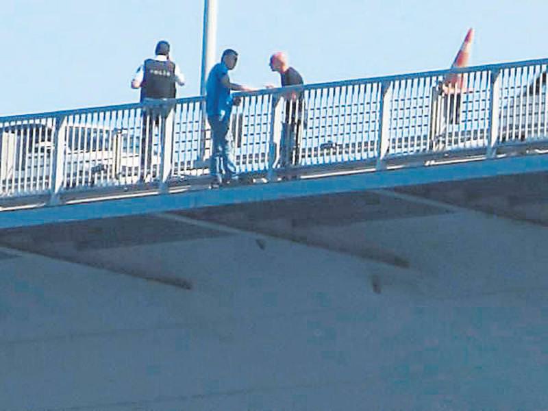 O Albay köprüye çıktı