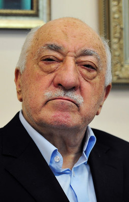 FETÖ'cü avukatlar firarda