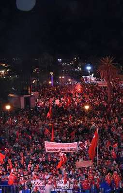 Millet demokrasi nöbetini sürdürüyor