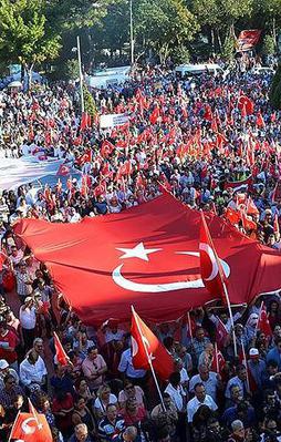 Tüm Türkiye'de demokrasi nöbeti devam ediyor