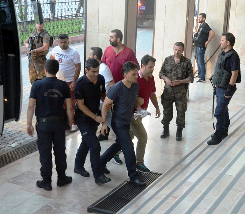 8 darbeci pilot tutuklandı
