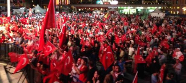 Demokrasi nöbeti tüm yurtta sürüyor