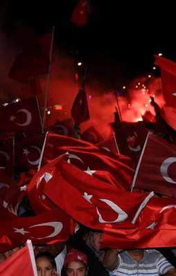 Avusturya'da Türklere bayrak yasağı!