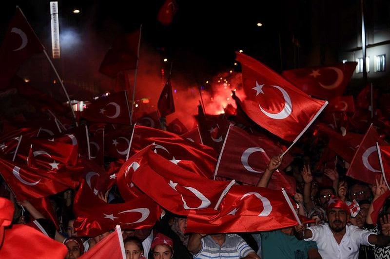 Avusturya'da Türklere bayrak yasağı!