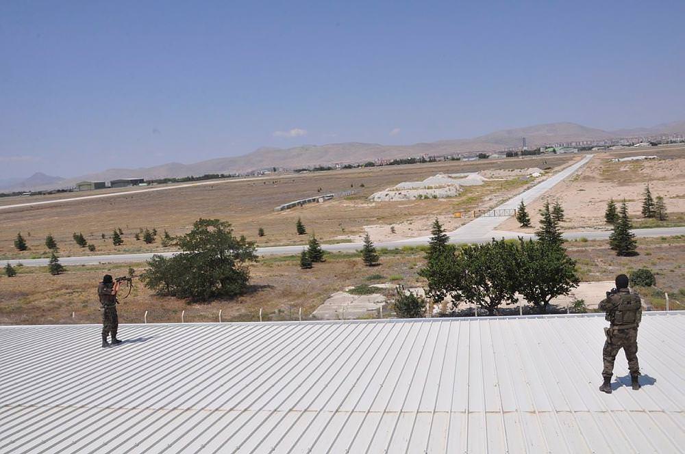 Keskin nişancılar jet üssünde 'kuş uçurtmuyor'-2