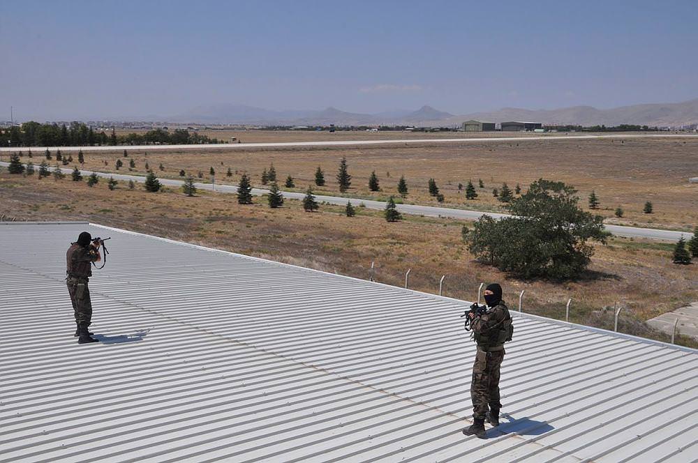 Keskin nişancılar jet üssünde 'kuş uçurtmuyor'-3