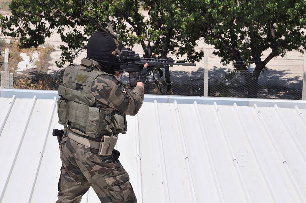 Keskin nişancılar jet üssünde 'kuş uçurtmuyor'-4