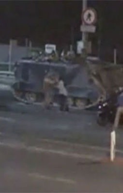 Darbecilerin kurşunlarına karşı korkusuzca yürüdü