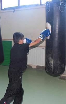 Boks antrenmanında Gülen'i yumrukluyorlar