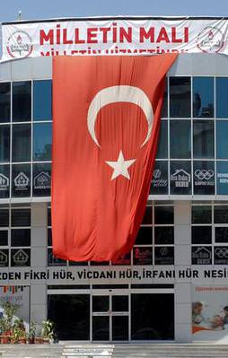 FETÖ'nün kapatılan okuluna bu afiş asıldı