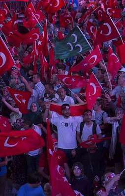 Meydanlarda demokrasi nöbeti sürüyor