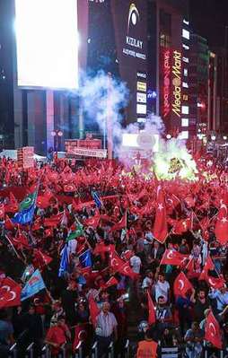 Millet bugün de meydanları doldurdu