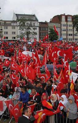 Almanya'da Türkler meydanlara indi!