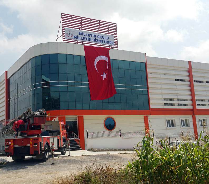 FETÖ'nün el konulan okullarına bu yazı asıldı-1