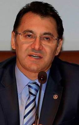 AYM'de iki isim meslekten ihraç edildi