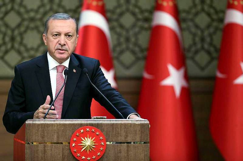Yüzüne tükür ‘yağmur’ der