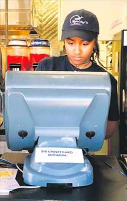 Obama’nın kızı kasiyer oldu