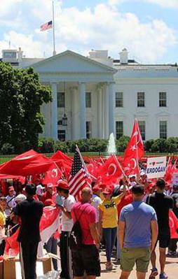 Beyaz Saray önünde “Darbeye Karşı Demokrasi” mitingi