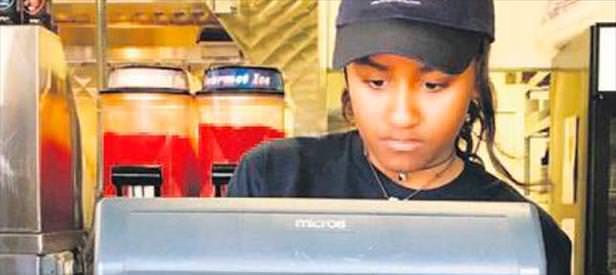 Obama’nın kızı kasiyer oldu