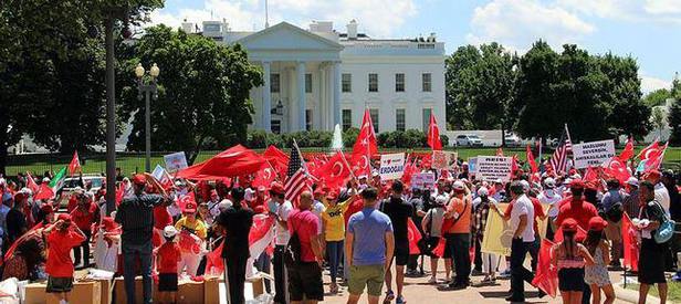 Beyaz Saray önünde “Darbeye Karşı Demokrasi” mitingi