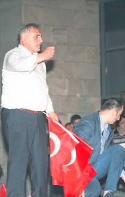 Düğünü bıraktı hainlerle catıştı