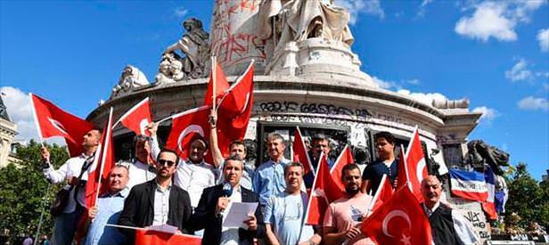 Gurbetçilerden Fransa’da darbe protestosu