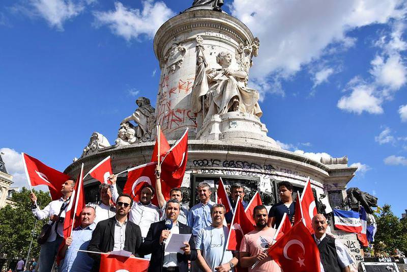 Gurbetçilerden Fransa’da darbe protestosu