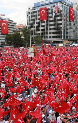 Meydanlarda demokrasi nöbeti sürüyor!