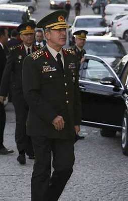 Orgeneral Akar'dan şehit ailesine taziye ziyareti