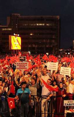 'İmanlı çılgın Türkler' meydanları boş bırakmıyor
