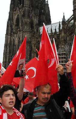 FETÖ'den Avrupa'daki Türk medyasına tehdit