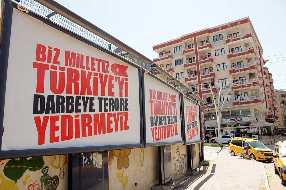 Mardin'de PKK ve FETÖ'ye tokat gibi afiş-3