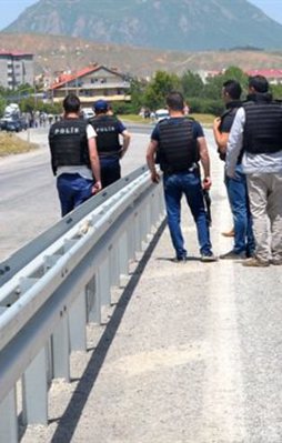 PKK'lı teröristler 2 kişiyi kaçırdı