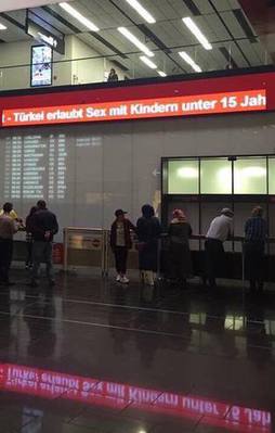 Viyana havalimanında Türkiye'ye iftira dolu yazı