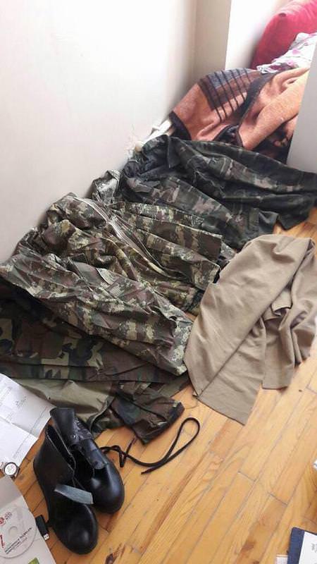 FETÖ'nün öğrenci evinden askeri kamuflaj ve bot çıktı
