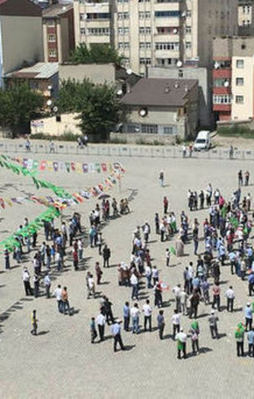 HDP mitinginde meydan bomboş