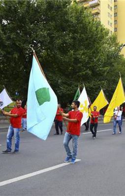 AK Parti'nin yıldönümünde sancaklı geçiş