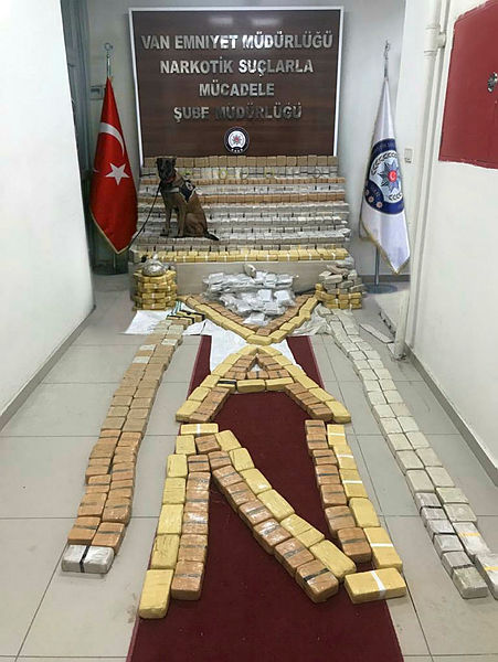 Son dakika: Van'da uyuşturucu satıcılarına dev darbe! Kilolarca eroin yakalandı-3