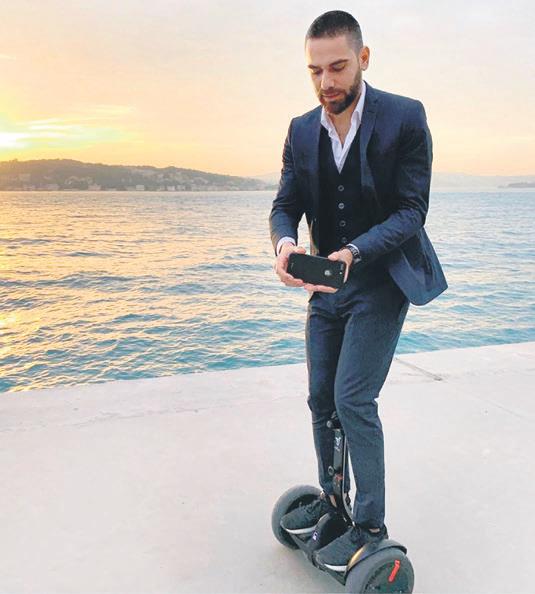 Kadir Doğulu'dan Boğaz'da elektrikli kaykay keyfi-1