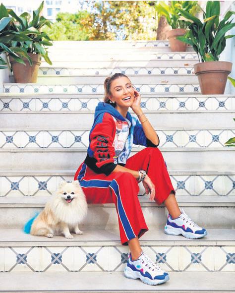 en-tatli-model-1572819488128.jpeg Özge Ulusoy minik köpeğiyle objektif karşısında-1