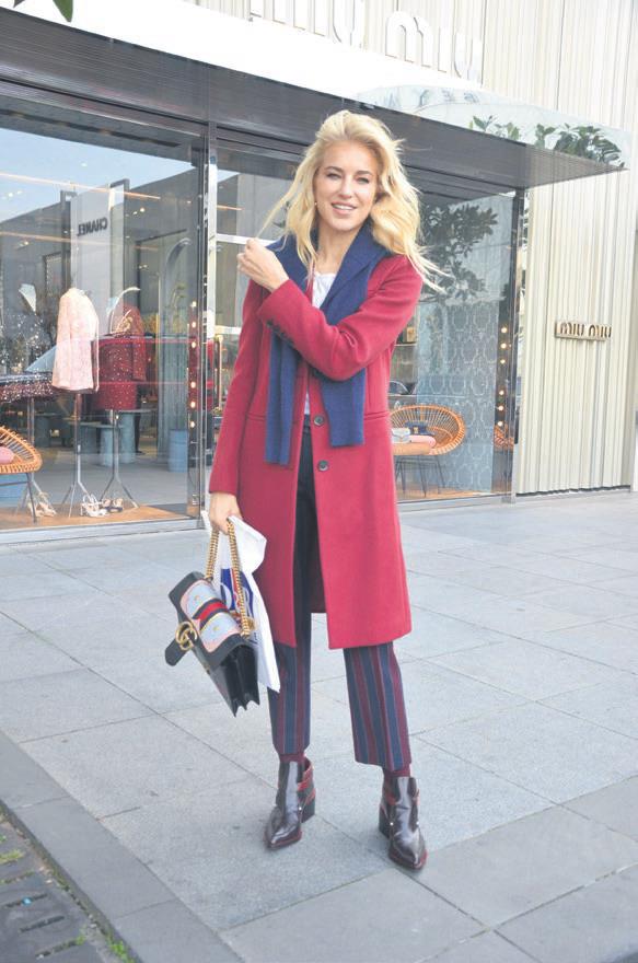 Burcu Esmersoy kabarık saçlarıyla havalı havalı gezindi-1