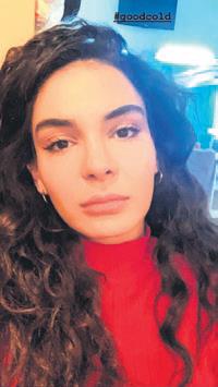 'Hercai'nin yıldızı Ebru Şahin set paylaşımıyla soğuk havaya meydan okudu-1
