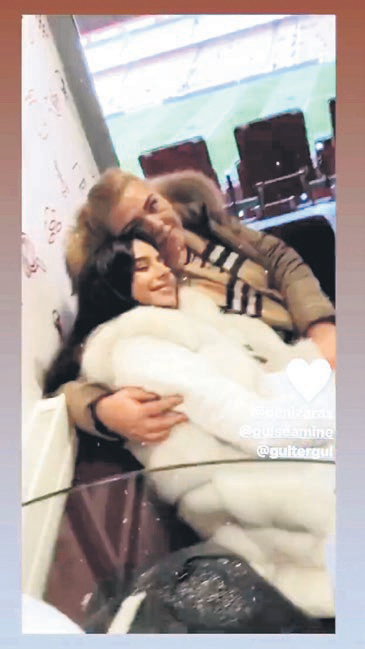 ana-destek-1582580206389.jpg Gülter Gülşe'den kızı Amine Gülşe'ye destek! Londra'ya uçtu...-1