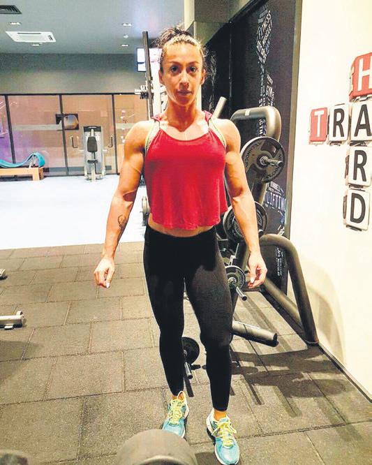 Sosyetik Yasemin Özilhan karantinada da spordan vazgeçmedi! Sırt ve kol kasları dikkat çekti-3