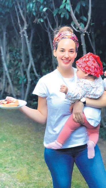 bir-elde-pizza-bir-elde-leyla-1587336936724.jpeg Seda Bakan'ın bir elinde pizza bir elinde Leyla-1